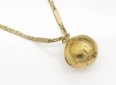 18 kt Gold Brillant-Anhänger, GG 750/000 und 585/000, abstrakter Kugelanhänger (wohl gefüllt), Öse WG, 10 Brillanten zus. ca. 0.10 ct Weiß/si, ...