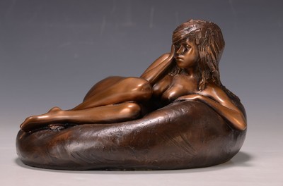 James Butler, geb. 1931, Girl on cushion, Bronzeskulptur, signiert, num. 165/499, ca. 20x31x23cm