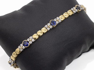18 kt Gold Saphir-Brillant-Armband, GG/WG 750/000 gepr., 5 ovalfacett. Saphire zus. ca. 6.0 ct, 40 Brillanten zus. ca. 1.20 ct Weiß/si, L. ca. 18 ...