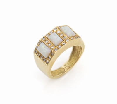 18 kt Gold Opal-Diamant-Ring, GG 750/000, 32 8/8-Diamanten zus. ca. 0.35 ct Weiß/si, (Angaben grav.), 3 Opal-Cabochons zus. ca. 1.20 ct, RW 52, ca. ...