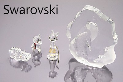 Lot 3 Swarovski-Glasfiguren und eine gravierteGlasplatte, Glasfiguren in Form eines Nilpferds, einer Katze und einem Bären auf Schlittschuhen, typ. ...