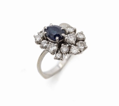 14 kt Gold Saphir-Brillant-Ring, WG 585/000 gepr., ovalfacett. Saphir ca. 1.0 ct, umgeben von 11 Brillanten zus. ca. 1.0 ct Weiß/si-p, RW 55, ca. ...