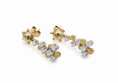 Paar 18 kt Gold Brillant-Ohrstecker, GG 750/000, z.T. satiniert, Abhängung mit je 6 Brillanten zus. ca. 1.0 ct feines Weiß- Weiß/vs, ca. 2.5 cm, ...