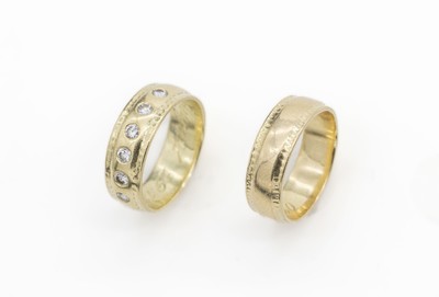 Paar 14 kt Gold Freundschaftsringe, GG 585/000, 1 x gepunzte Verzierung am Rand, RW 52.5, 1 x mit 6 Brillanten zus. ca. 0.30 ctWeiß/si, jeweils ...