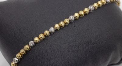 18 kt Gold Brillant-Armband, ca. 17.2 g, GG/WG 750/000, einzelne Halbkugeln, 12 in WG gefasste Brillanten zus. ca. 0.24 ct Weiß/si, L. ca. 19 cm, ...