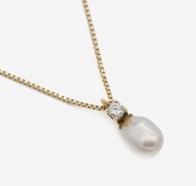 14 kt Gold Perl-Diamant-Anhänger, GG 585/000, unrunde Zuchtperle, D. ca. 6 mm, 1 Brillant ca. 0.10 ct Weiß/si, an Venezianerkette, GG 585/000, L. ...