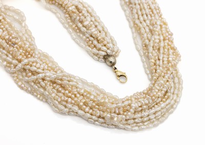 Zuchtperl-Collier, 16-rhg., unrunde Zuchtperlen, D. ca. 2.5-3.5 mm, L. ca. 48 cm, doppelte Karabinerschließe, je GG 585/000