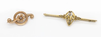 Konvolut 2 14 kt Gold Jugendstilbroschen, um 1900/10, GG 585/000 und RG 585/000, 1 x m. kl. Diamant, Perlchenbesatz, verbogen, 1 x m. Perlchen, ...
