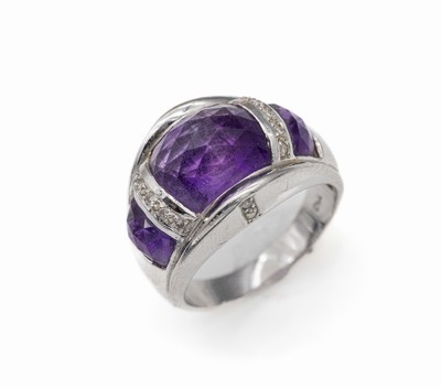 18 kt Gold Amethyst-Diamant-Ring, WG 750/000, 3 facett. Amethyste im Phantasieschliff zus. ca. 6.50 ct, 14 8/8- Diamanten zus. ca. 0.14 ct Weiß/si, ...