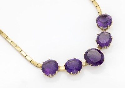 14 kt Gold Amethyst-Collier, GG 585/000, Mittelteil mit 2 rundfacett. und 3 ovalfacett.Amethyste zus. ca. 38.0 ct, Kettenlänge ca. 46cm, 46.2 g, ...