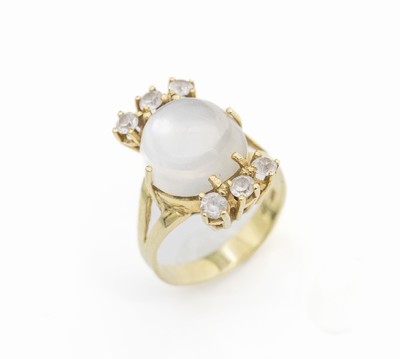 14 kt Gold Mondstein-Ring, GG 585/000, mittig Mondsteincabochon ca. 6.0 ct, umgeben von 6 weißen Saphiren, RW 59, ca. 9.5 g