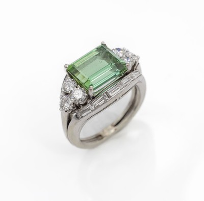 18 kt Gold Turmalin-Diamant-Ring, WG 750/000 gepr., Verdelith im Treppenschliff von sehr feiner Farbe ca. 4.0 ct, 10 Diamant- Baguettes und 6 ...