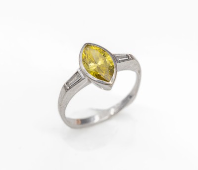 Platin-Diamant-Ring, Platin gepr., mittig Diamant-Navette (beh.) ca. 1.00 ct Fancy Yellow/si, 2 Diamant-Trapeze zus. ca. 0.10 ct Weiß/si, total ca. ...