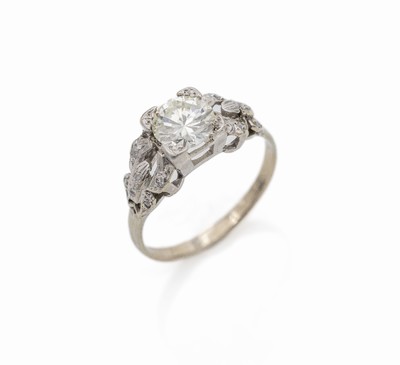 18 kt Gold Brillant-Ring, WG 750/000 gepr.,einzelner Brillant 0.92 ct l.get.Weiß/vs2, Ringschultern mit kl. Diamanten, RW 53, ca. 3.2 g