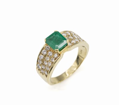 14 kt Gold Smaragd-Brillant, GG 585/000, mittig erhaben gefasster Smaragd im Emerald- Cut ca. 2.0 ct, 30 Brillanten zus. ca. 0.54 ctfeines ...