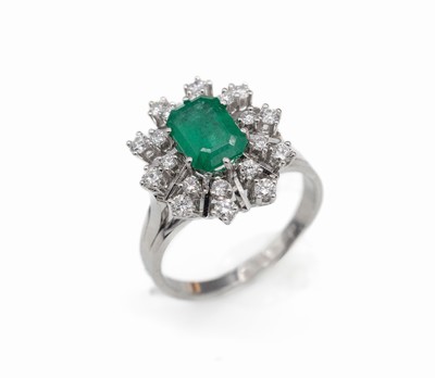 18 kt Gold Smaragd-Brillant-Ring, WG 750/000, mittig erhaben gefasster Smaragd im Emerald-Cut ca. 2.0 ct, 20 Brillanten zus. ca. 0.66 ct Weiß/si, ...