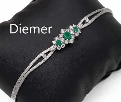 18 kt Gold Smaragd-Brillant-Armband, WG 750/000, Mittelteil mit 2 rund- und 1 ovalfacett. Smaragd zus. ca. 1.20 ct, 24 Brillanten zus. ca. 1.0 ct ...