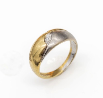 18 kt Gold Diamant-Ring, GG/WG 750/000, Diamant-Navette ca. 0.13 ct (grav.) Weiß/si, ca. 5.1 g, RW 51
