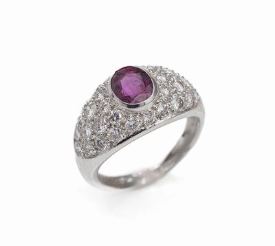 18 kt Gold Rubin-Brillant-Ring, WG 750/000,ovalfacett. Rubin (beh.) 0.80 ct, 32 Brillanten zus. ca. 1.00 ct Weiß/si, ca. 5.4 g, RW 52