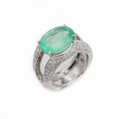 18 kt Gold Smaragd-Brillant-Ring, WG 750/000, heller ovalfacett. Smaragd ca. 6.0 ct, Ringschiene oberhalb geteilt, bes. mit Brillanten zus. ca. 0.96 ...