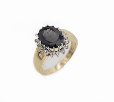 14 kt Gold Saphir-Brillant-Ring, GG/WG 585/000, ovalfacett. Saphir ca. 5.0 ct, umgeben von 16 Brillanten zus. ca. 0.16 ct Weiß/si, Meistermarke ...