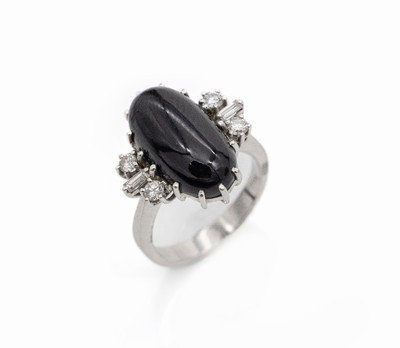 18 kt Gold Onyx-Brillant-Ring, WG 750/000, mittig ovaler Onyxcabochon, 4 Diamanten und -baguettes zus. ca. 0.20 ct Weiß/si, RW 55, ca. 7.1 g