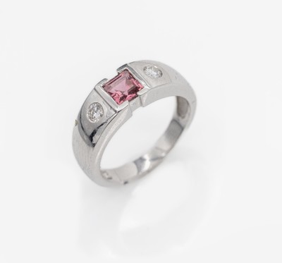 14 kt Gold Turmalin-Brillant-Ring, WG 585/000, mittig Rubellitcarree, 2 Brillanten zus. ca. 0.18 ct Weiß/si, RW 56, ca. 5.8 g