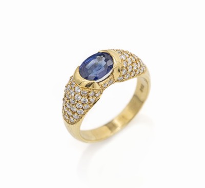 18 kt Gold Saphir-Brillant-Ring, GG 750/000, mittig ovalfacett. Saphir ca. 1.18 ct, seitl. Brillanten zus. ca. 0.64 ct Weiß/si, RW 51, ca. 5 g