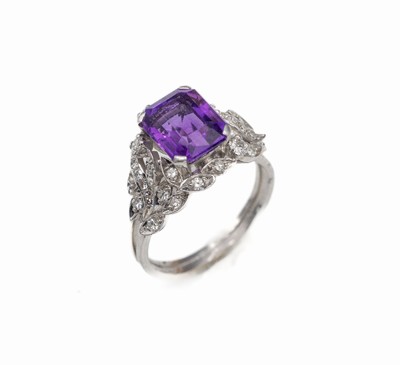 18 kt Gold Amethyst-Brillant-Ring, WG 750/000, Amethyst im Emerald Cut ca. 3.00 ct, Brillanten zus. ca. 0.40 ct Weiß/si, ca. 6.0 g, RW 56