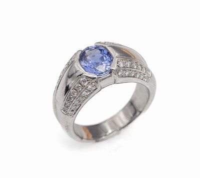18 kt Gold Saphir-Brillant-Ring, WG 750/000, ovalfacett. Saphir ca. 1.00 ct, 24 Brillanten zus. ca. 0.40 ct Weiß/si, ca. 12.4 g, RW 53