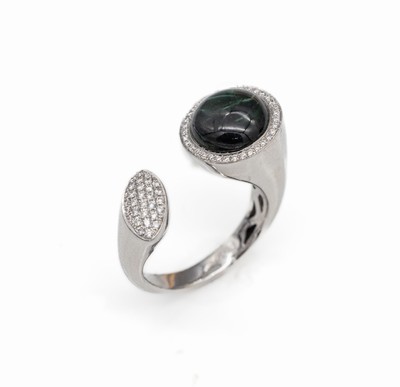 18 kt Gold Turmalin-Brillant-Ring, WG 750/000, Verdelith-Cabochon ca. 3.50 ct, Brillanten zus. ca. 0.23 ct Weiß/si, ca. 6.9 g, RW 56