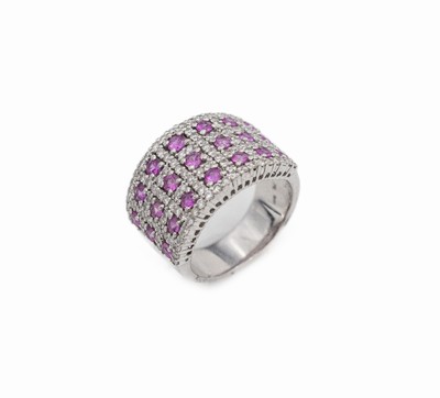 18 kt Gold Rubin-Brillant-Ring, WG 750/000,21 rundfacett. Rubine zus. ca. 2.0 ct, umgebenvon Diamanten zus. ca. 1.2 ct Weiß/si, RW 56, ca. 15.2 g