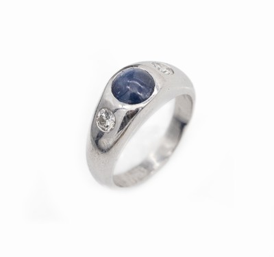 14 kt Gold Saphir-Brillant-Bandring, WG 585/000, rundfacett. Saphir ca. 1.1 ct, 2 Brillanten zus. ca. 0.4 ct Weiß/si, ca. 7.0 g, RW 54