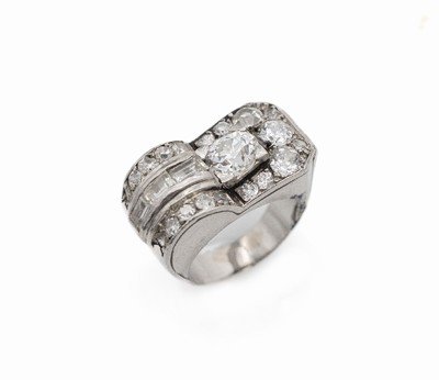 18 kt Gold Diamant-Ring, WG 750/000, 1950er Jahre, 23 Diamant Baguettes (1 Stein besch.), Brillanten und Altschliffdiamanten zus. ca. 1.20 ct ...