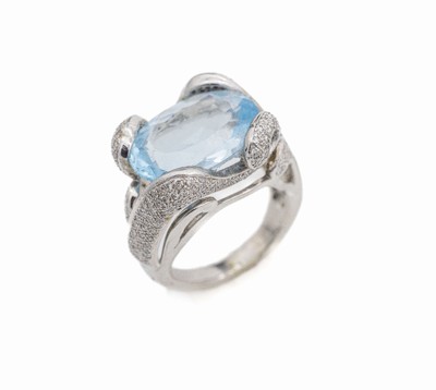 18 kt Gold Topas-Diamant-Ring, WG 750/000, ovalfacett. Topas (beh.) ca. 10.0 ct, 8/8-Diamanten zus. ca. 0.60 ct Weiß/si, ausgefallener Entwurf, ca. ...