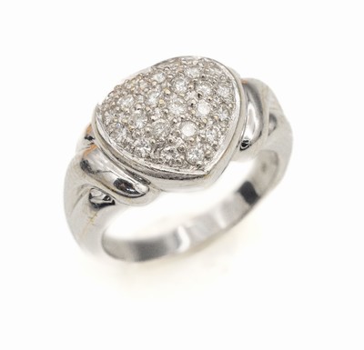 14 kt Gold Brillant-Ring, WG 585/000, Herz ausgefaßt mit Brillanten zus. ca. 0.50 ctWeiß/si, RW 56, ca. 7.0 g