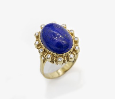 14 kt Gold Lapislazuli-Brillant-Ring, GG 585/000, hoch aufgebauter Ringkopf, durchbrochen gearbeitet, mittig ovaler Lapiscabochon, umgeben von 12 ...