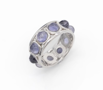 Ausgefallener 18 kt Gold Iolith-Ring, WG 750/000, umlaufend mit Iolith-Cabochons zus. ca. 4.96 ct, ca. 7.1 g, RW 56