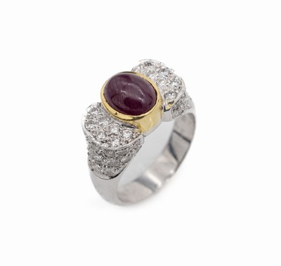 18 kt Gold Rubin-Brillant-Ring, GG/WG 750/000, mittig ovaler Rubincabochon ca. 3.80 ct, Ringschultern mit Brillanten zus. ca. 1.66 ct Weiß/si, ca. ...