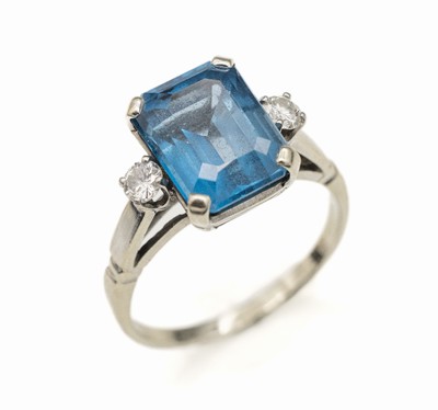 18 kt Gold Topas-Brillant-Ring, WG 750/000,Topas im Emerald Cut (beh.) ca. 4.0 ct, 2 Brillanten zus. ca. 0.16 ct Weiß/si, ca. 4.2g, RW 55.5