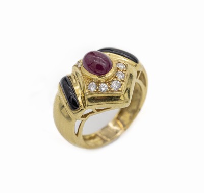 18 kt Gold Rubin-Onyx-Brillant-Ring, GG 750/000, ovaler Rubincabochon ca. 1.0 ct, Brillanten zus. ca. 0.45 ct Weiß/si, Onyx- einlagen, RW 60, ca. ...