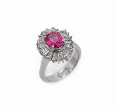 14 kt Gold Diamant-Ring, WG 585/000, mittig synth. ovalfacett. Rubin, wellenförm. umgeben von Diamant-Baguettes zus. ca. 0.50 ct Weiß/si, total ...