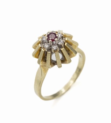 14 kt Gold Rubin-Diamant-Ring, GG 585/000, hoch aufgebauter Ringkopf, durchbrochen gearbeitet, mittig in WG gefasster rundfacett.Rubin ca. 0.08 ct, ...