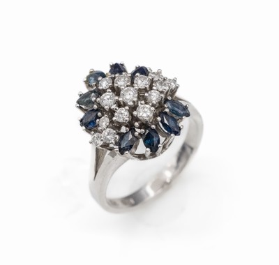 14 kt Gold Saphir-Diamant-Ring, WG 585/000,hoch aufgebauter Ringkopf, 14 Diamanten zus. ca. 0.60 ct Weiß/si, 9 Saphirnavettes zus. ca.1.0 ct, RW ...