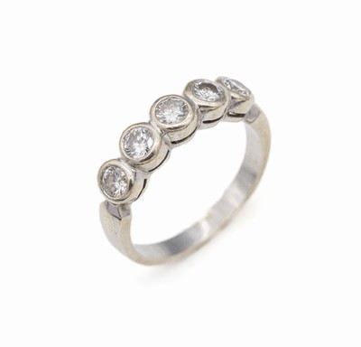 14 kt Gold Brillant-Ring, WG 585/000, 5 Brillanten zus. ca. 0.90 ct Weiß/p, RW 58, ca.4.5 g