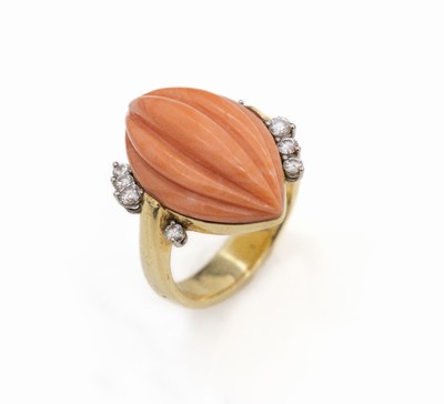 14 kt Gold Koralle-Brillant-Ring, GG 585/000 , geriefter Korallencabochon in Navetteform, 8 Brillanten in WG gefaßt zus. ca. 0.15 ct Weiß/si, ...