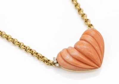 18 kt Gold Koralle-Brillant-Collier, GG 750/000, gerieftes Korallenherz, 6 kl. Brillanten zus. ca. 0.10 ct, total ca. 44.8 g,L. ca. 42 cm, ...