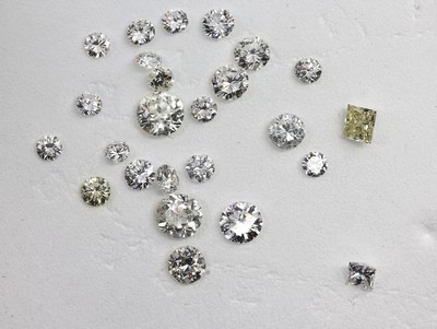 Lot 25 lose Diamanten, zus. ca. 9.86 ct Weiß-fancy yellow,/vs-p, 22 Brillanten 1 Altschliffdiamant und 2 Princesscut-Diamanten,z.T. Aussfassware