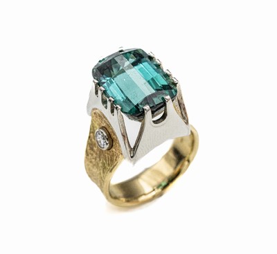 18 kt Gold Turmalin-Brillant-Ring, GG/WG 750/000, außergewöhnliche Gestaltung, GG -Ringschiene, in WG gefasster facett. Turmalinca. 7.8 ct, 2 ...