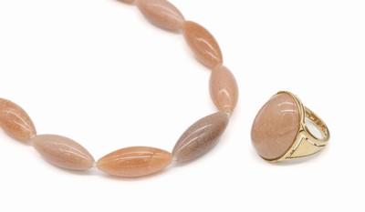 9 kt Gold Mondstein-Set, GG/RG 375/000, best. aus: Collier aus länglichen rotbraunen Mondsteinen, L. ca. 49 cm, Karabinerschließe, und 1 Ring, gr. ...